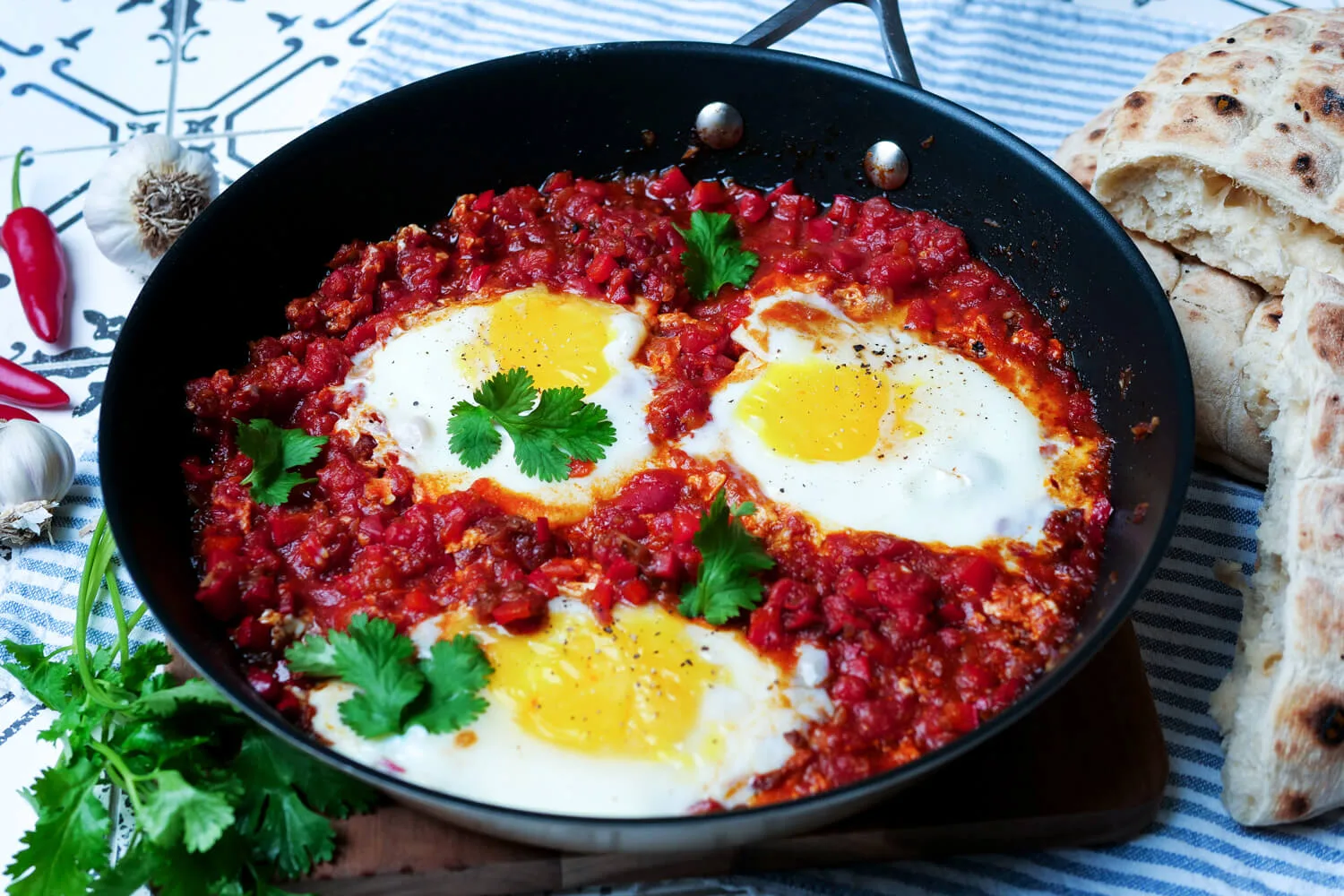 Shakshuka: DAS schnelle orientalische Pfannengericht mit Tomaten und Ei